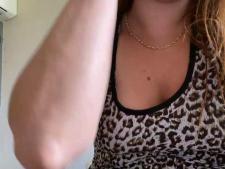 Sensuale webcam girl dimostra la parte del seno del reggiseno taglia B per la sexcam