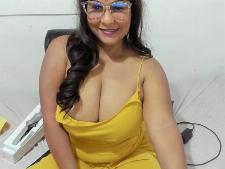Questa webcam girl dimostra il suo reggiseno taglia D seno dietro la sex cam