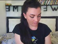 La camgirl europea Lamey durante una delle sue proiezioni sessuali in webcam