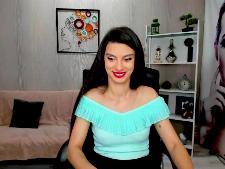 Una stretta webcam girl con i capelli castani durante il sesso in cam
