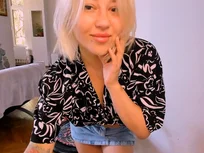 Un saluto timido e un gioco di denim